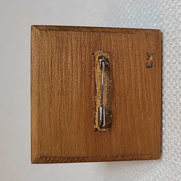 Primitive, vintage, miniture painting / pin.  Remarkable details! - Picture 2 of 4